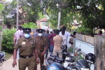 மட்டக்களப்பில் பிரபல பாடசாலை மாணவி தூக்கில் தொங்கிய நிலையில் சடலமாக மீட்பு