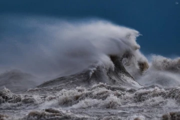 கனடாவில் மனித முகத்திற்கு நிகரான இராட்சத கடல் அலை