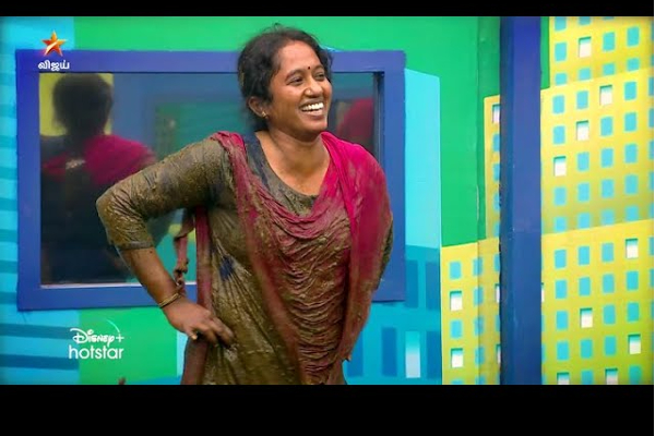 பிக்பாஸ் கொடுத்த டாஸ்க் - மாட்டு சாணத்தில் குளியல் போட்ட போட்டியாளர்கள் - தமிழ்நாடு