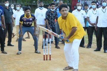 யாழில் இளைஞர்களுடன் கிரிக்கெட் விளையாடிய  சஜித்!