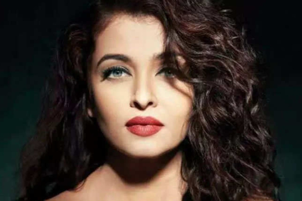 அழகு சிற்பமாய்.... ஐஸ்வர்யாவின் ‘பொன்னியின் செல்வன்’ போஸ்டர் வெளியீடு - வைரலாகும் புகைப்படம் - தமிழ்நாடு