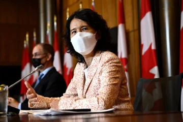 ஊடகவியலாளர்கள் சந்திப்பில் மாஸ்க் அணிந்தபடி பங்கேற்ற கனடா சுகாதாரத்துறை அலுவலர்கள்