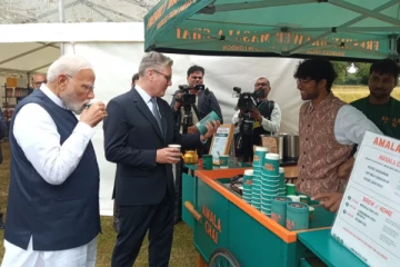 இங்கிலாந்து சென்றும் இந்திய தேநீர் தேடிச்சென்று குடித்த மோடி; இணையத்தில் வைரல்