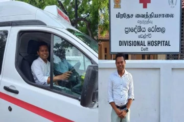 நெடுந்தீவில் பலரது பாராட்டுக்களை பெற்ற வைத்தியரை கண்ணீரோடு விடையனுப்பிய மக்கள்!