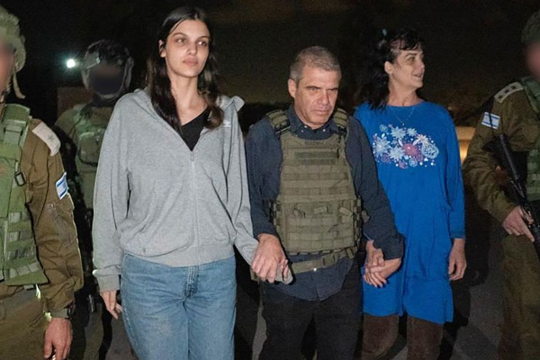 பணயக்கைதியாக பிடிபட்ட அமெரிக்கர்களை விடுவித்த ஹமாஸ்! | Hamas Freed Americans Held Hostage