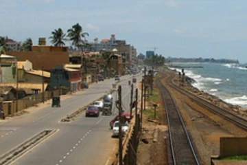 கொழும்பில் தாழிறங்கிய வீதி; பொலிஸார் விடுத்த அறிவுறுத்து