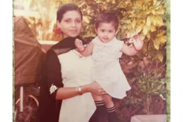 சிறு வயதில் மிகவும் அழகாக உள்ளாரே .. இந்த பிரபல நடிகை யார் தெரிகிறதா?