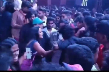 முன்னணி நடிகர் பட நிகழ்ச்சியில் நடிகையிடம் சில்மிஷம் செய்த நபர்!! வைரலாகும் வீடியோ..