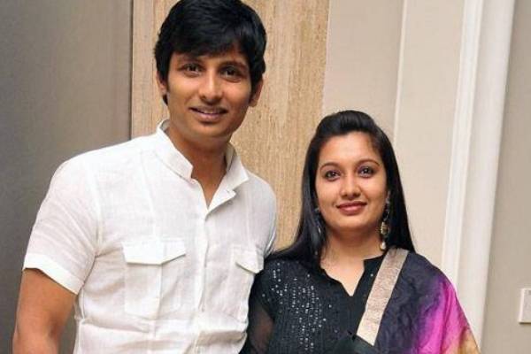 நடிகர் ஜீவாவின் மனைவியா இது, ஆளே மாறிவிட்டாரே?- லேட்டஸ்ட் க்ளிக் - சினிஉலகம்