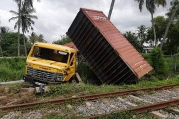 இன்று இடம் பெற்ற கோர விபத்து | Heavy Vehicle Collides With Train