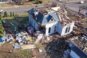 அமெரிக்காவை சின்னாப்பின்னமாக்கிய  சூறாவளி... அதிகரிக்கும் பலி எண்ணிக்கை