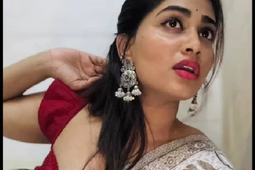 டீப் நெக் ஜாக்கெட்டில் இப்படியொரு போஸ் 22 வயதான ஷிவானியின் போட்டோஷூட்..