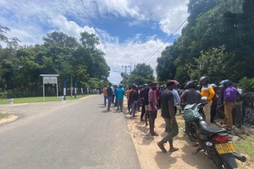 பல கோடி மோசடி: பொலிஸ் நிலையத்திற்கு முன் ஒன்று கூடியதவர்களால் ஏற்பட்ட பதற்ற நிலை!