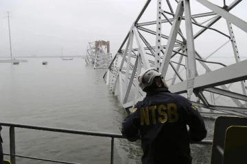 அமெரிக்க பாலத்தில் மோதிய கப்பலை அகற்றும் பணிகள் ஆரம்பம்