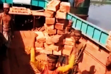 அடேங்காப்பா... தலை மேலே எத்தனை செங்கல்! ஆட்டோமெட்டிக்காக செய்தால் என்ன விளைவு  ஏற்படும்? பதற வைக்கும் வீடியோ