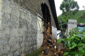 ஸ்டொக்கம் தோட்டத்தில் 2 வீடுகள் சேதம் - 12 பேர் பாதிப்பு