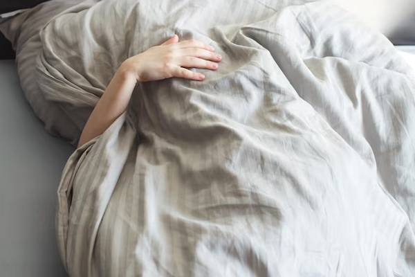 முகத்தை மூடி தூங்கும் பழக்கம் இருக்கா? அப்போ இந்த ஆபத்து நிச்சயம் | Covering Face With Blanket Sleeping Side Effects