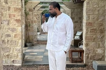 வங்காளமே பற்றி எரியும்போது டீ குடிக்கும் புகைப்படம் வெளியிட்ட எம்.பி