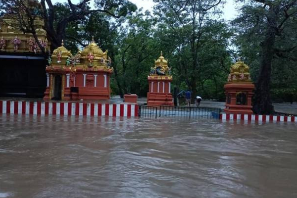 வெள்ள நீரில் மூழ்கிய கதிர்காமம் கோயில்: வெளியான புகைப்படங்கள் | Kataragama Temple Submerged In Flood Waters