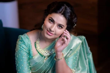 புகைப்படத்தை வெளியிட்டு ரசிகர்களை வாய்யடைக்க செய்த நடிகை சினேகா.. 40 வயதில் இவ்வளவு அழகா