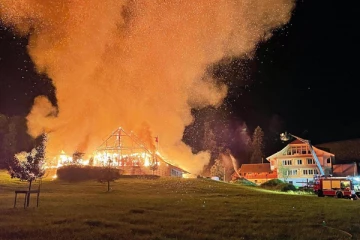 தீ கோளமான கொட்டகை: பரிதாபமாக பலியான நூற்றுக்கணக்கான உயிர்கள்