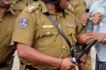 පොලිසිය සහ බීමත් පිරිසක් අතර සිදුවුණ දේ - අහසට වෙඩිත් තියලා..