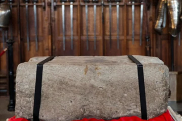 மூன்றாம் சார்ல்ஸின் முடி சூட்டு விழாவிற்காக கொண்டு வரப்படவுள்ள புனித கல்