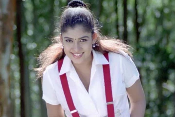 தலைமையாசிரியருடன் நயன்தாரா எடுத்த புகைப்படம்! நடிகையான பின்பு பள்ளிக்கு திடீர் விசிட்