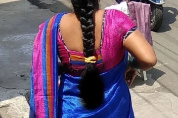 கொழும்பில் இடுப்பை தொட்டவரை துரத்திச்சென்று நையப்புடைத்த பெண்!