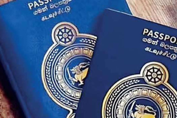83 கடவுச்சீட்டுகளை வைத்திருந்த ஆணும் பெண்ணும் கைது | Man And Woman Arrested For Possessing 83 Passports