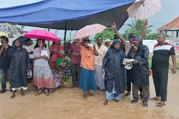 யாழ் பலாலியில் கொட்டும் மழையிலும் போராட்டம்!