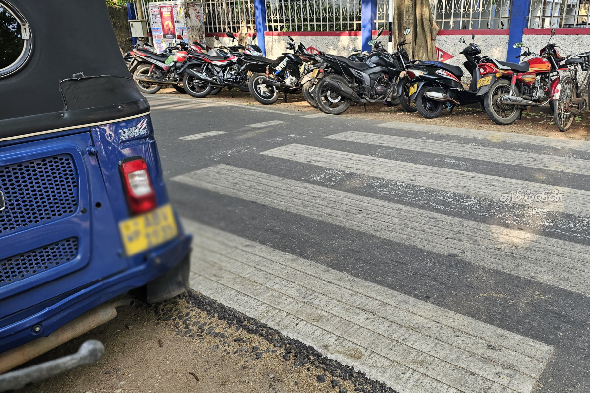 யாழ். மானிப்பாயில் வீதி விதிகளை மீறி செயற்பட்ட பொலிஸார்.. முன்வைக்கப்பட்டுள்ள குற்றச்சாட்டு | Manipay Police Officers Violated Traffic Rules யாழ். மானிப்பாயில் வீதி விதிகளை மீறி செயற்பட்ட பொலிஸார்.. முன்வைக்கப்பட்டுள்ள குற்றச்சாட்டு | Manipay Police Officers Violated Traffic Rules