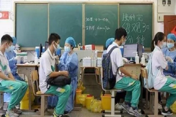 சீனாவில் பள்ளி மாணவர்களிடையே பரவும் கொரோனா தொற்று