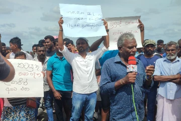 திருகோணமலையில் கடற்றொழிலாளர்கள் வீதியை மறித்து போராட்டம் (Photos)