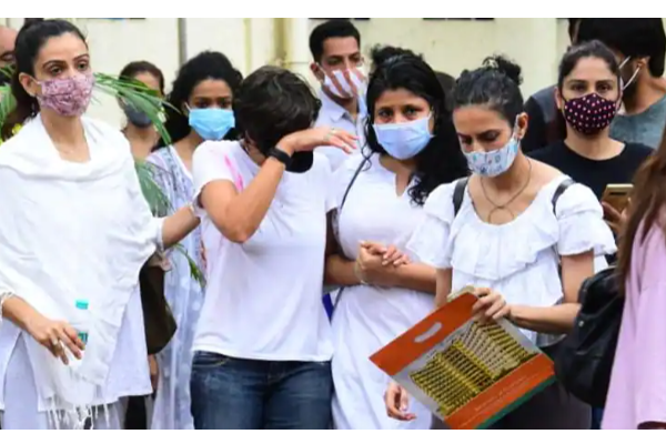 பிரபல இயக்குனரின் நெஞ்சை உருக்கும் இறுதி நிமிடங்கள்! கண்ணீர் விட்டு கதறி அழும் நடிகை... இதயத்தை நொருக்கும் புகைப்படங்கள் | Actor Mandira Bedi Husband Last Rite Photos Qviex