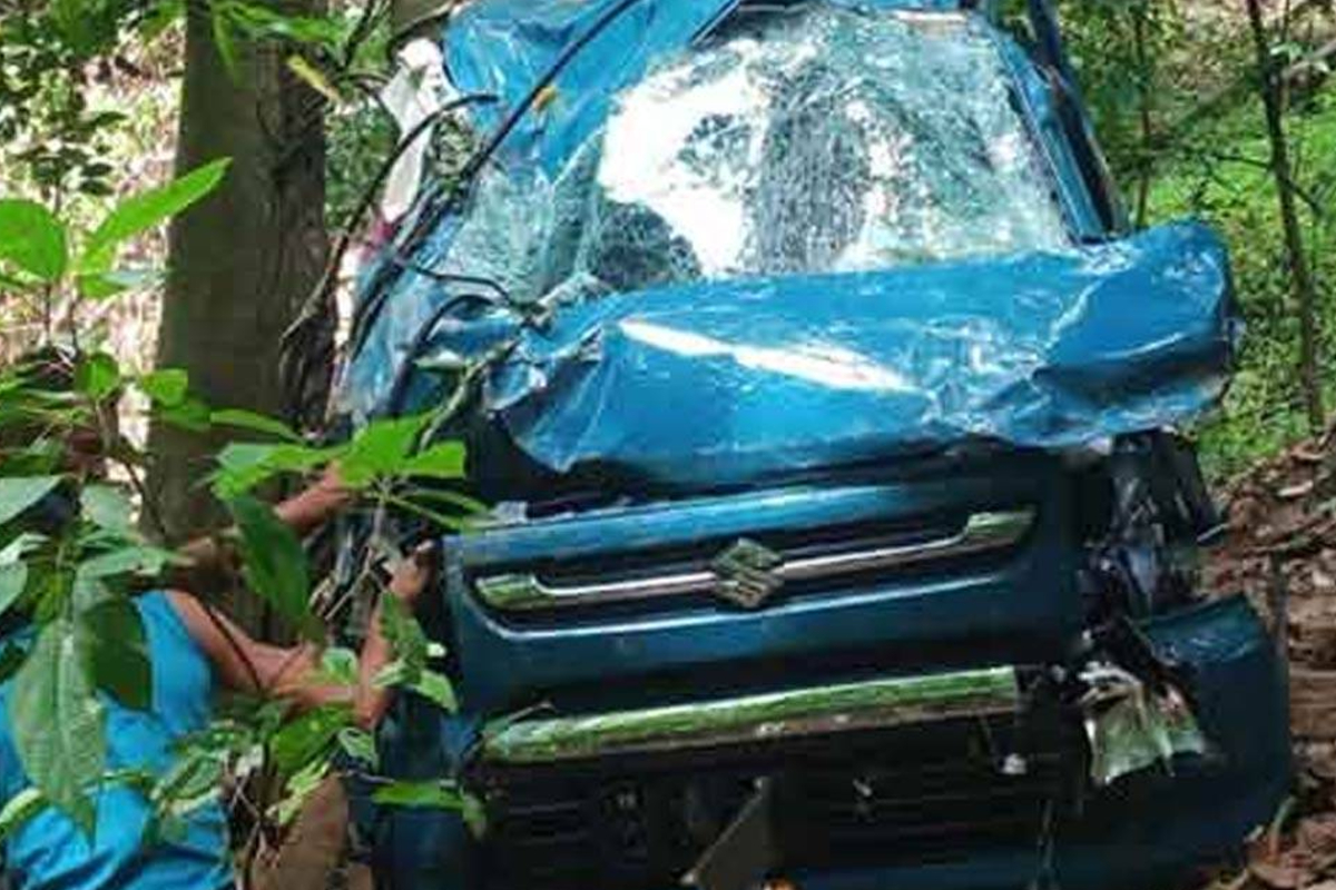 கார் ஒன்று பள்ளத்தில் கவிழ்ந்து விபத்து | Car Overturns Into Ditch An Accident Ella Srilanka
