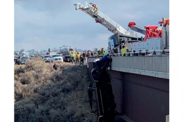 100 அடி உயர பாலத்திலிருந்து சரிந்த ட்ரக்... பின்னர் நடந்த அற்புதம்
