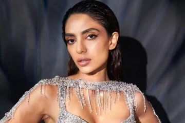 வித்தியாசமான உடையில் போட்டோ ஷுட் நடத்திய சோபிதா துலிபாலா