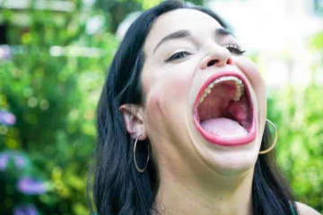 இவ்வளவு பெரிய வாயா? வாயை பிளந்து காட்டி கின்னஸ் புத்தகத்தில் இடம்பெற்ற இளம்பெண்..