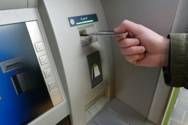 ATM இயந்திரத்தை எட்டி உதைத்தவருக்கு நேர்ந்த கதி | Fate Of The Man Who Kicked An Atm Machine ATM இயந்திரத்தை எட்டி உதைத்தவருக்கு நேர்ந்த கதி | Fate Of The Man Who Kicked An Atm Machine