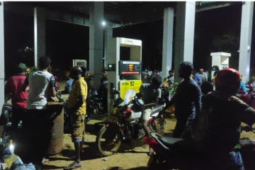 முல்லைத்தீவில் பல எரிபொருள் நிலையங்களில் எரிபொருள் இன்மையால் மக்கள் ஏமாற்றம் (Photo)