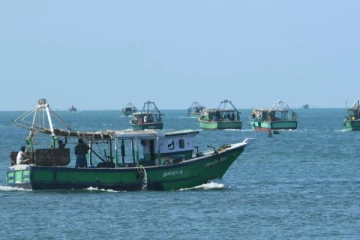 எல்லை தாண்டிய 25 இந்திய மீனவர்கள் யாழில் கைது