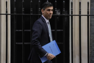 நாட்டை விட்டு வெளியேறுகிறாரா பிரித்தானிய நிதி அமைச்சர் ரிஷி சுனக் ?