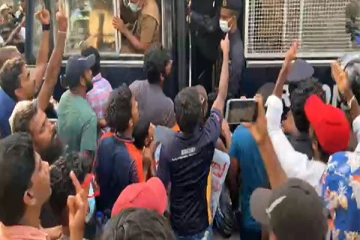 கொழும்பு கோட்டை நீதிமன்றில் விசாரணைக்காக மகிந்த ஆதரவாளர்கள் : கொந்தளிக்கும் மக்கள்  (Video)