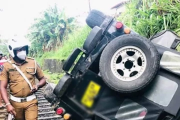 රේල් පාරටම පෙරලුන ජීප් රථය