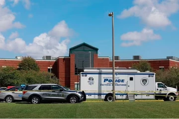 அமெரிக்காவில் பரபரப்பு! பள்ளியில் துப்பாக்கிச்சூடு: மாணவர்கள் படுகாயம்; சிறுமி கைது!