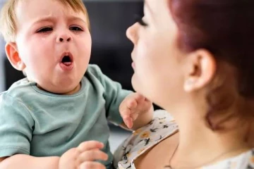 இளம் சிறார்களில் வேகமாக பரவும் 100 நாள் இருமல்: பிரித்தானியத் தாய்மார்களுக்கு எச்சரிக்கை