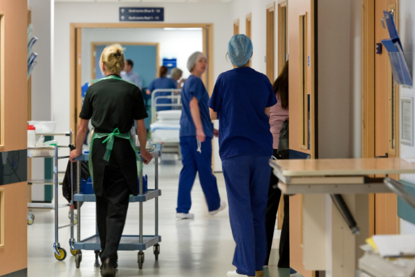 இங்கிலாந்தை விட்டு வெளியேறும் 50,000 தாதியர்கள்; மிகப்பெரிய பணியாளர் நெருக்கடியில் தள்ளும் | 50 000 Nurses Leaving The Uk