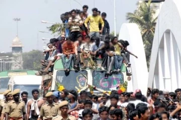 ரூட் தல விவகாரத்தால் நேர்ந்த கொடூரம்.. பயங்கர தகராறு - மாணவர் உயிரிழப்பு!