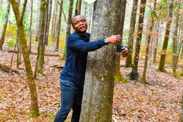 மரங்களை கட்டிப்பிடித்து இளைஞர் கின்னஸ் சாதனை!